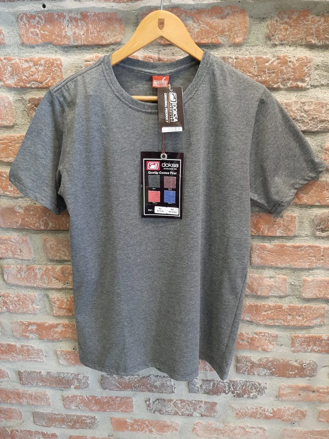 Camiseta básica cinza mescla no cabide