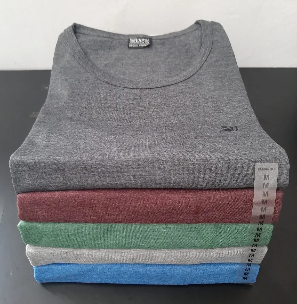 Camisetas dobradas prontas para personalização Private Label na DEXOMAI