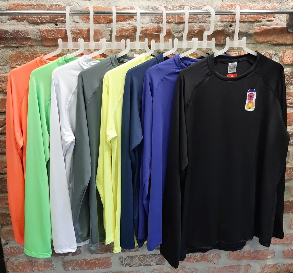 Camisetas de manga longa em diferentes cores no cabide