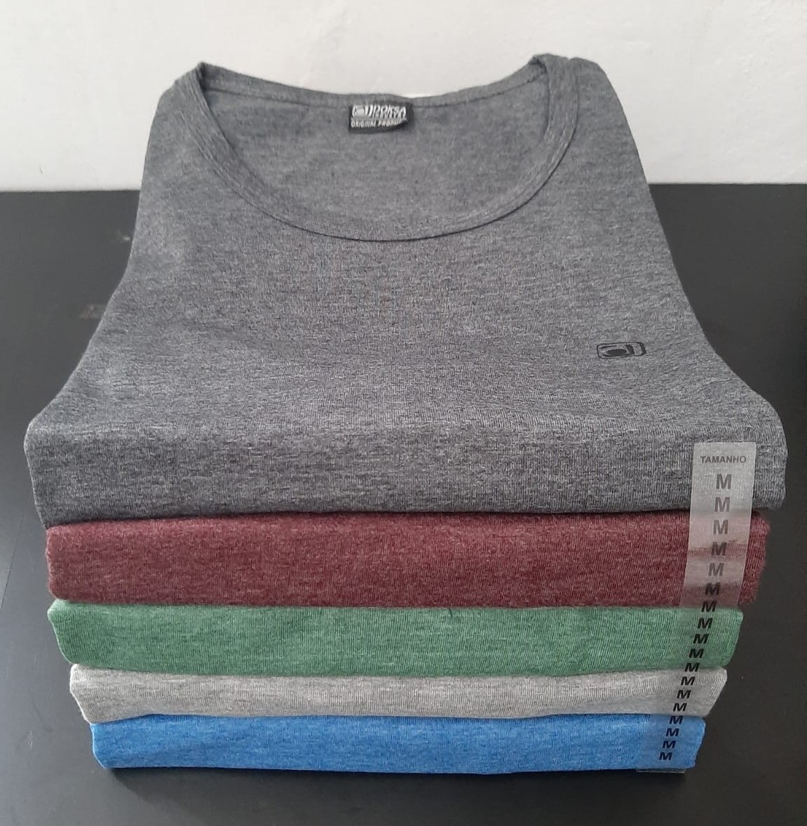 Camisetas dobradas prontas para personalização Private Label na DEXOMAI