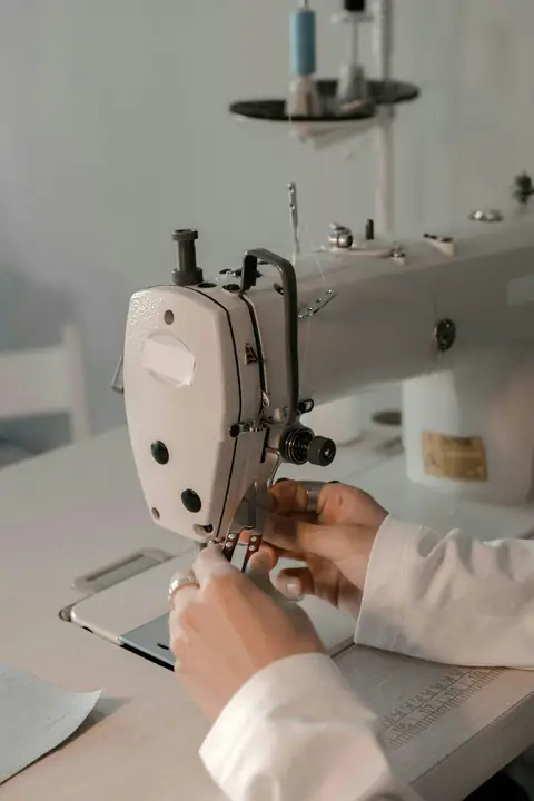 Costura industrial têxtil de alta precisão na esteira DEXOMAI